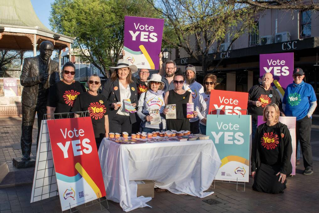 Senator Deborah O'Neill (third from right) with members of the Dubbo for Yes group at the Church Street Rotunda in Dubbo. Picture by Belinda Soole