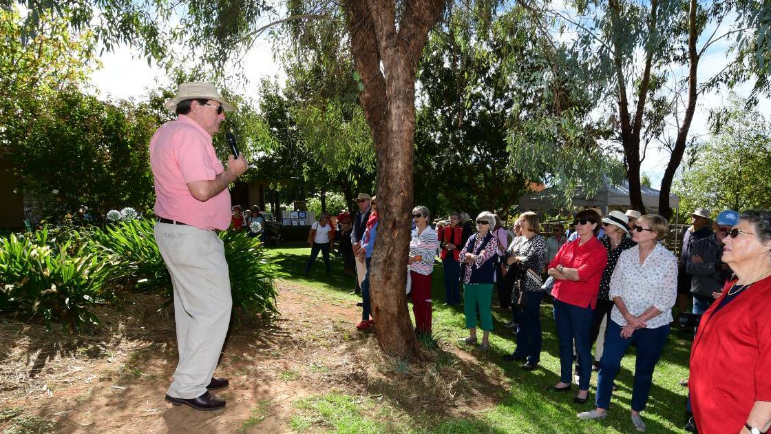 Gardening expert Reg Kidd shares tips with guests during Can Assist's 2018 Dubbo Autumn Gardens fundraising event. Photo by Belinda Soole
