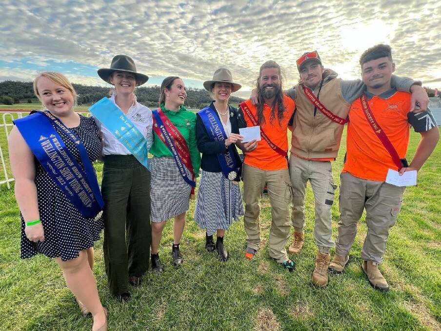 The 2022 Wellington Show winners, Kate Jeffery and Amelia Bryant of the Showgirl Team, with the RuffTrack Team. Picture supplied