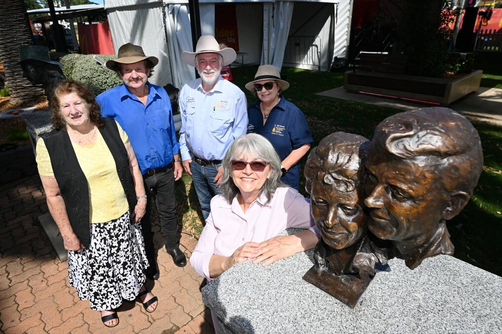Loraine Pfitzner, Peter Coad, Tamworth Regional Council mayor Russell Webb, deputy mayor Judy Coates, and Lyn Carey unveil the latest statue to Pioneers Parade Rick and Thel Carey. Picture by Gareth Gardner