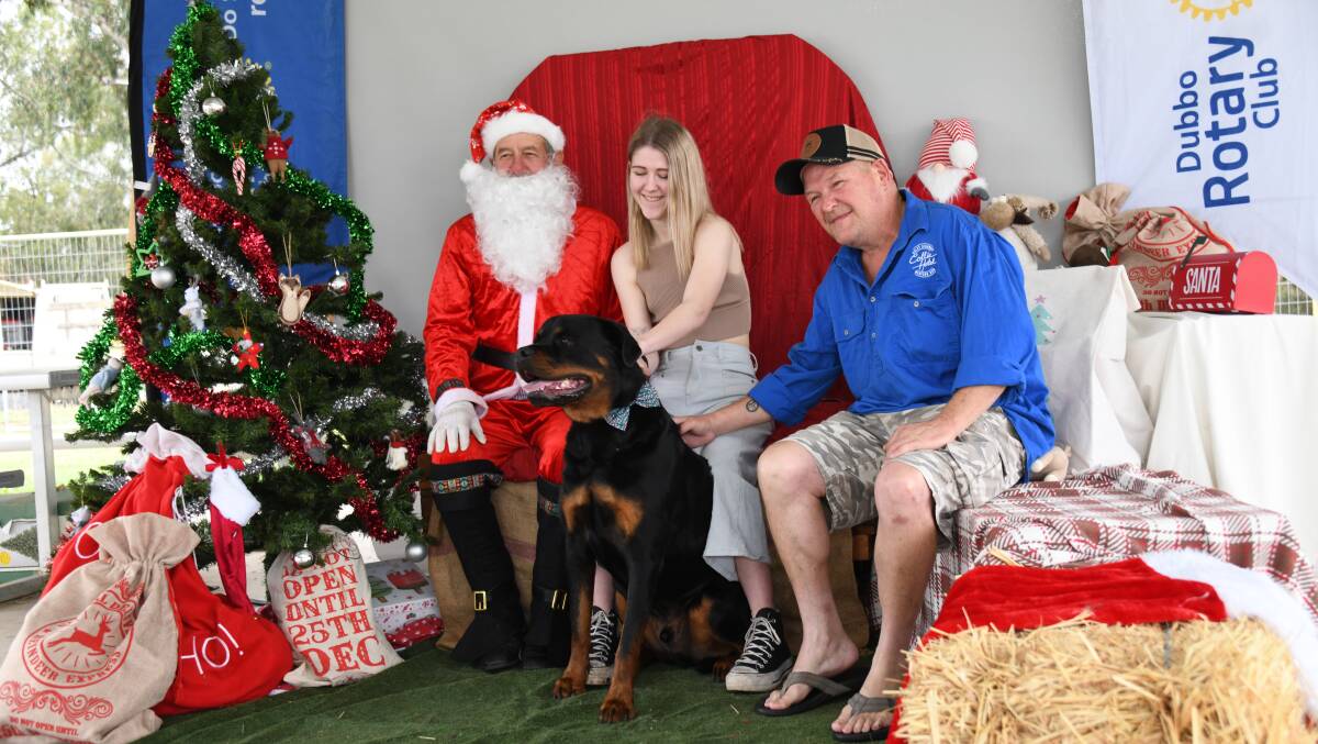 Santa with Mackenzie Davis, Mick Davis and Boston Berry at Santa Paws on November 25. Picture by Amy McIntyre