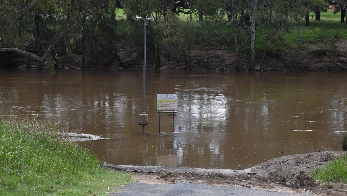 The Macquarie River at Dubbo is expected to rise further and pass the moderate flood level on Tuesday morning. Picture by Belinda Soole
