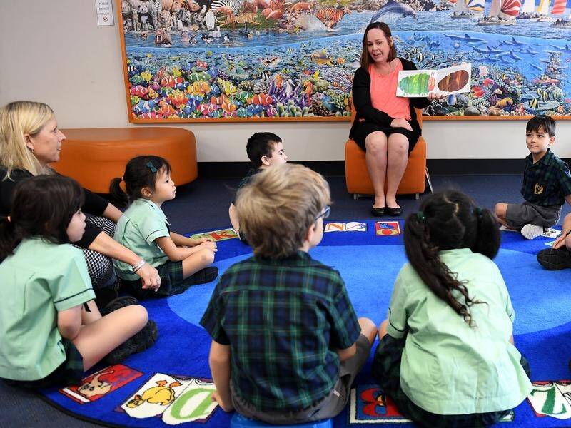 A new program will encourage mid-career workers to move to primary school teaching, amid a shortage. (Dan Peled/AAP PHOTOS)