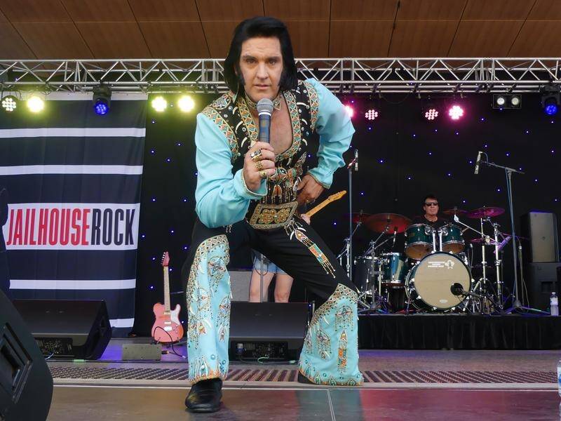 Tribute artist Darren Armstrong is performing for crowds at the Elvis Festival in Parkes, NSW. (Stephanie Gardiner/AAP PHOTOS)
