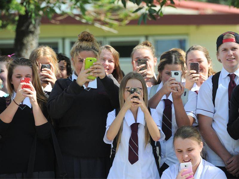 Labor says banning phones at school is a common sense solution. (Dave Hunt/AAP PHOTOS)