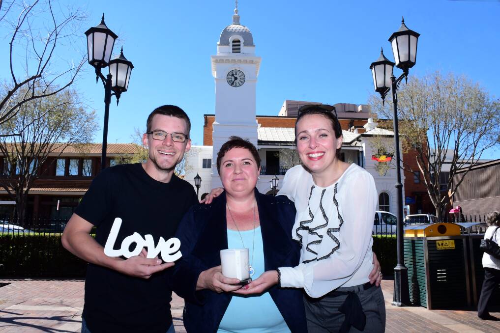 Matt Peterson, Rochelle Olsen and Jillian Kilby joined forces in 2019 to mark Pregnancy and Infant Loss Month at the Dubbo clock tower. Picture by Belinda Soole